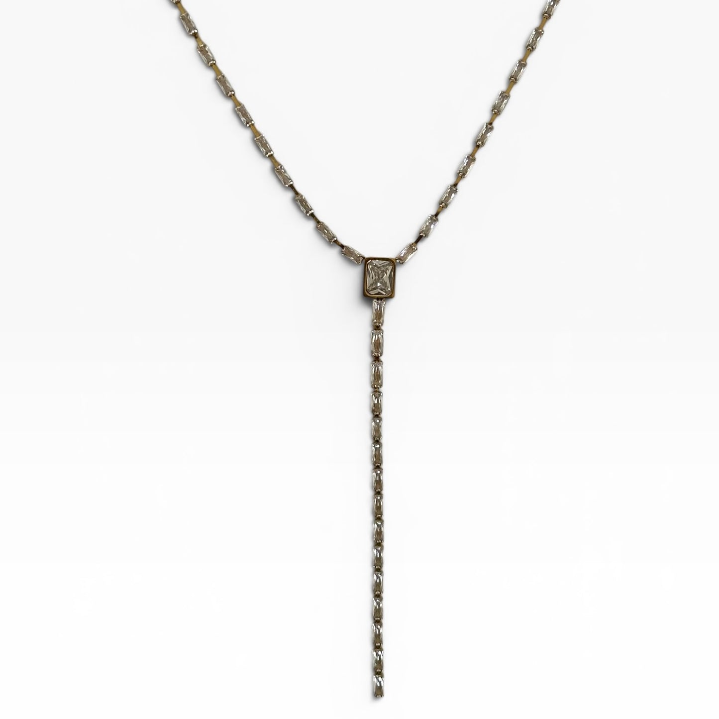 Collier Vega en Y en acier inoxydable plaqué or 18K avec chaîne sertie de zircons.