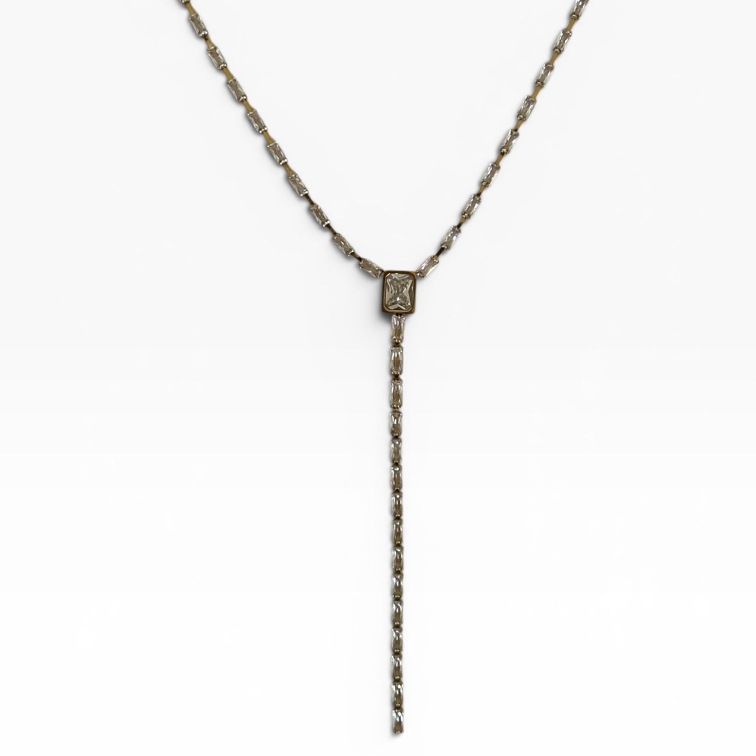 Collier Vega en Y en acier inoxydable plaqué or 18K avec chaîne sertie de zircons.