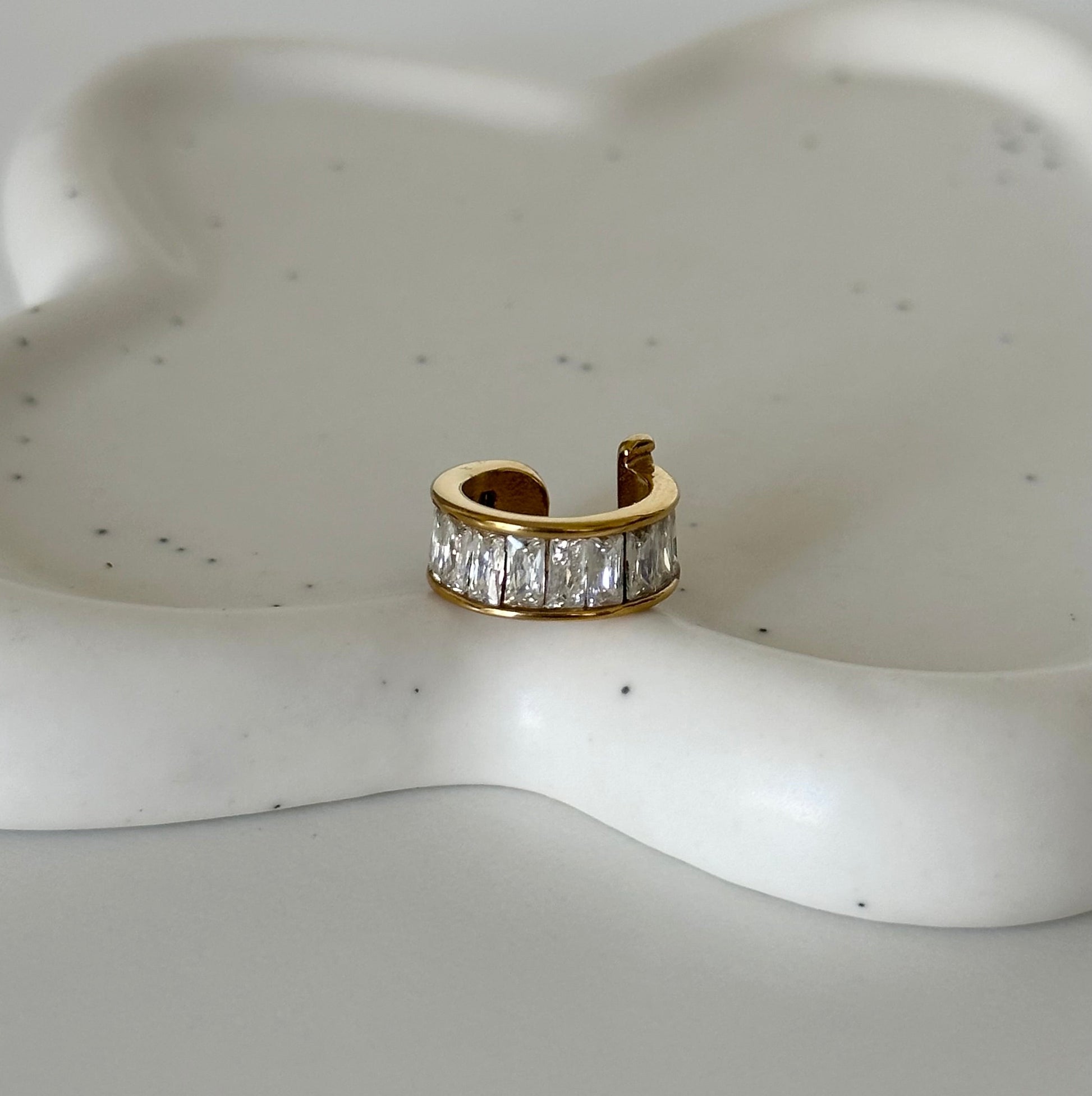 Earcuff Lou en acier inoxydable plaqué or 18K serti de zircons rectangulaires zoom.