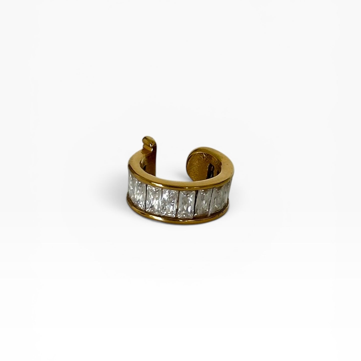 Earcuff Lou en acier inoxydable plaqué or 18K serti de zircons rectangulaires.