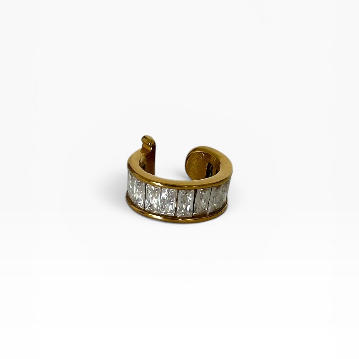 Earcuff Lou en acier inoxydable plaqué or 18K serti de zircons rectangulaires.
