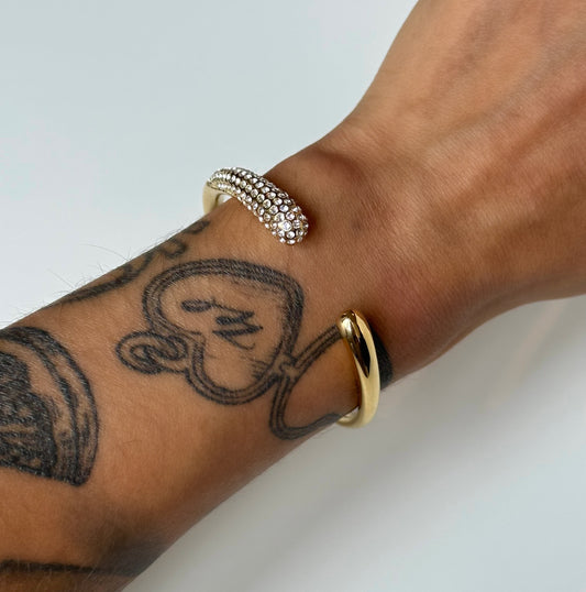 Jonc Aurora doré en acier inoxydable avec strass porté – bijou résistant à l’eau – Monalya