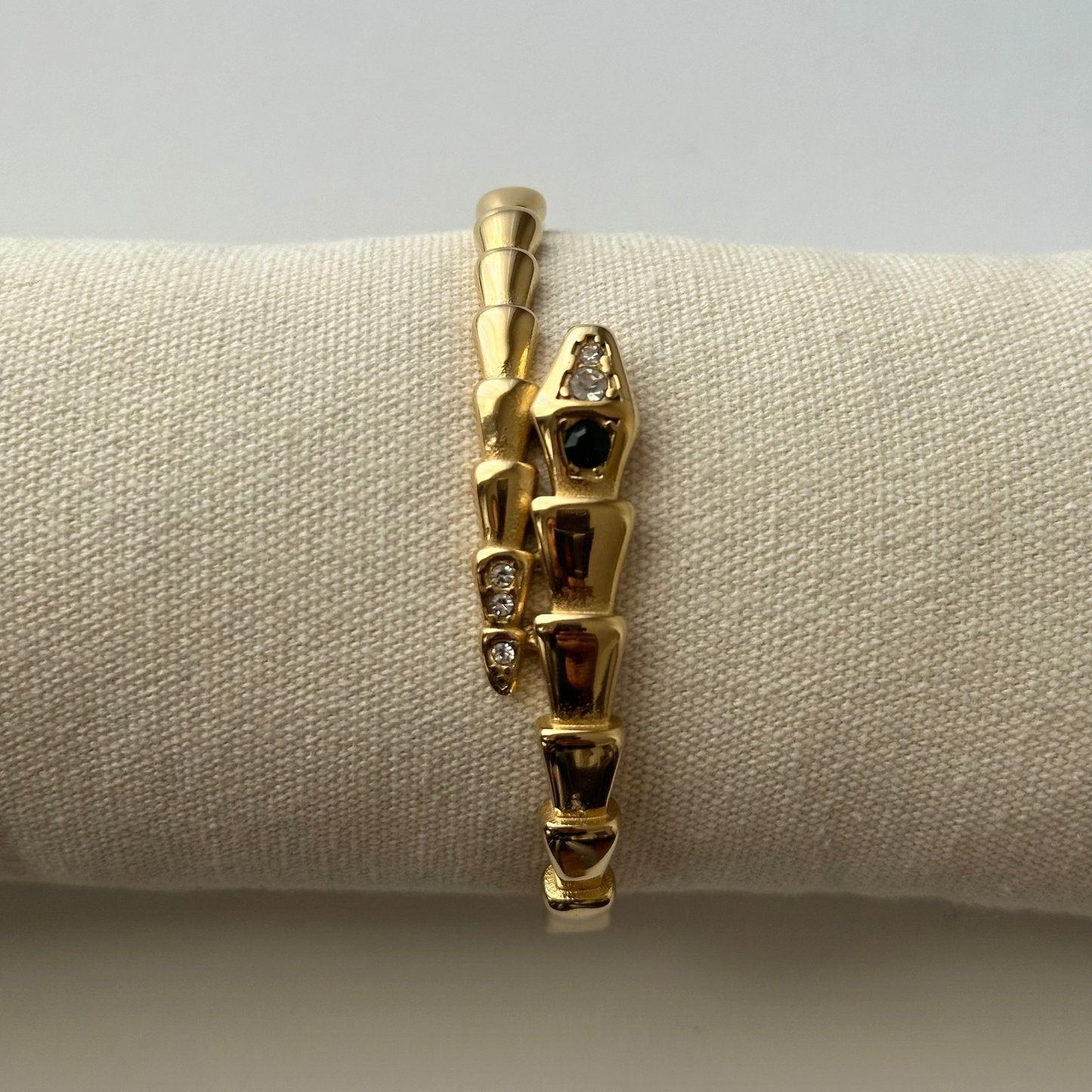 Jonc Kara doré en acier inoxydable – motif serpent avec strass  – bijou résistant à l'eau – Monalya