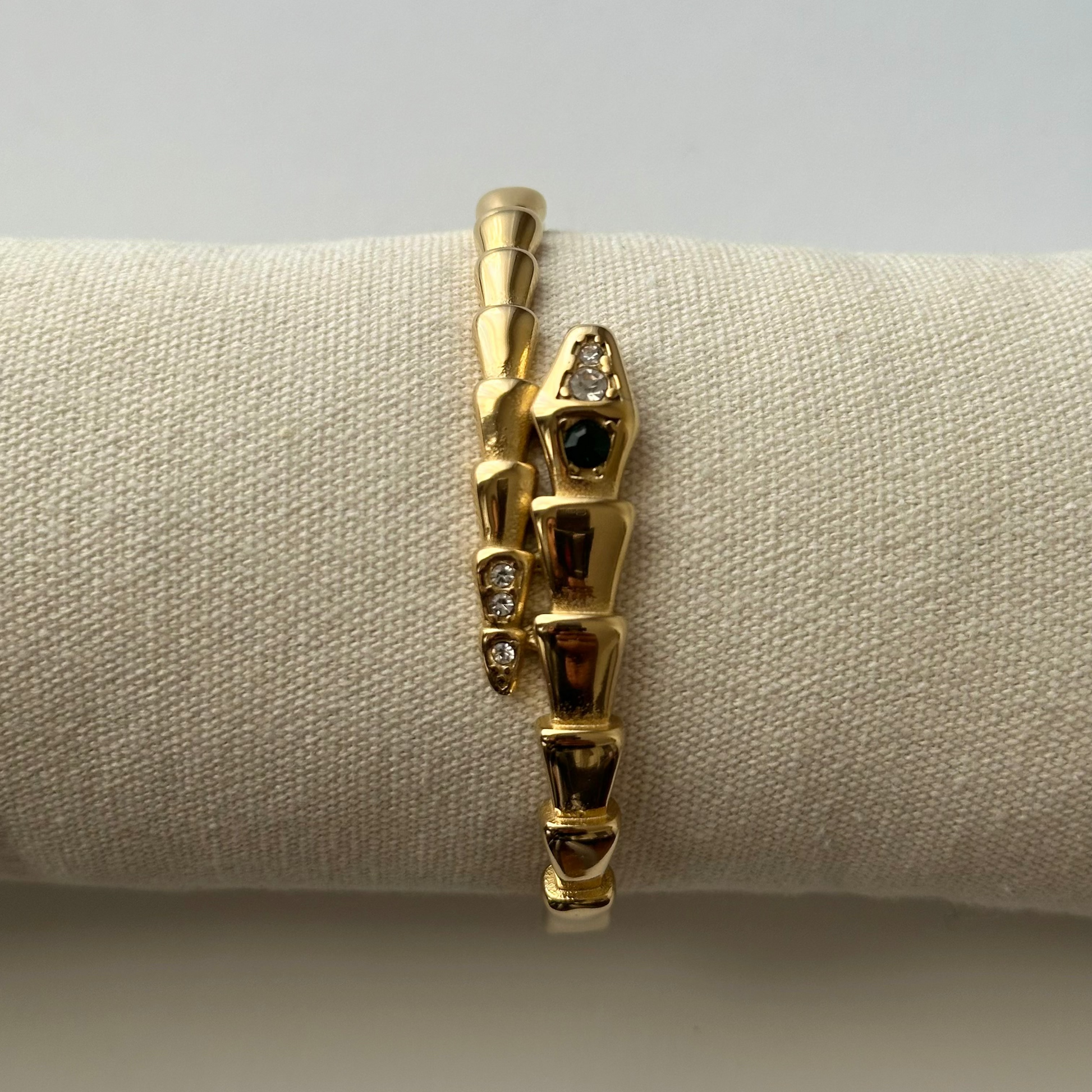 Jonc Kara doré en acier inoxydable – motif serpent avec strass  – bijou résistant à l'eau – Monalya