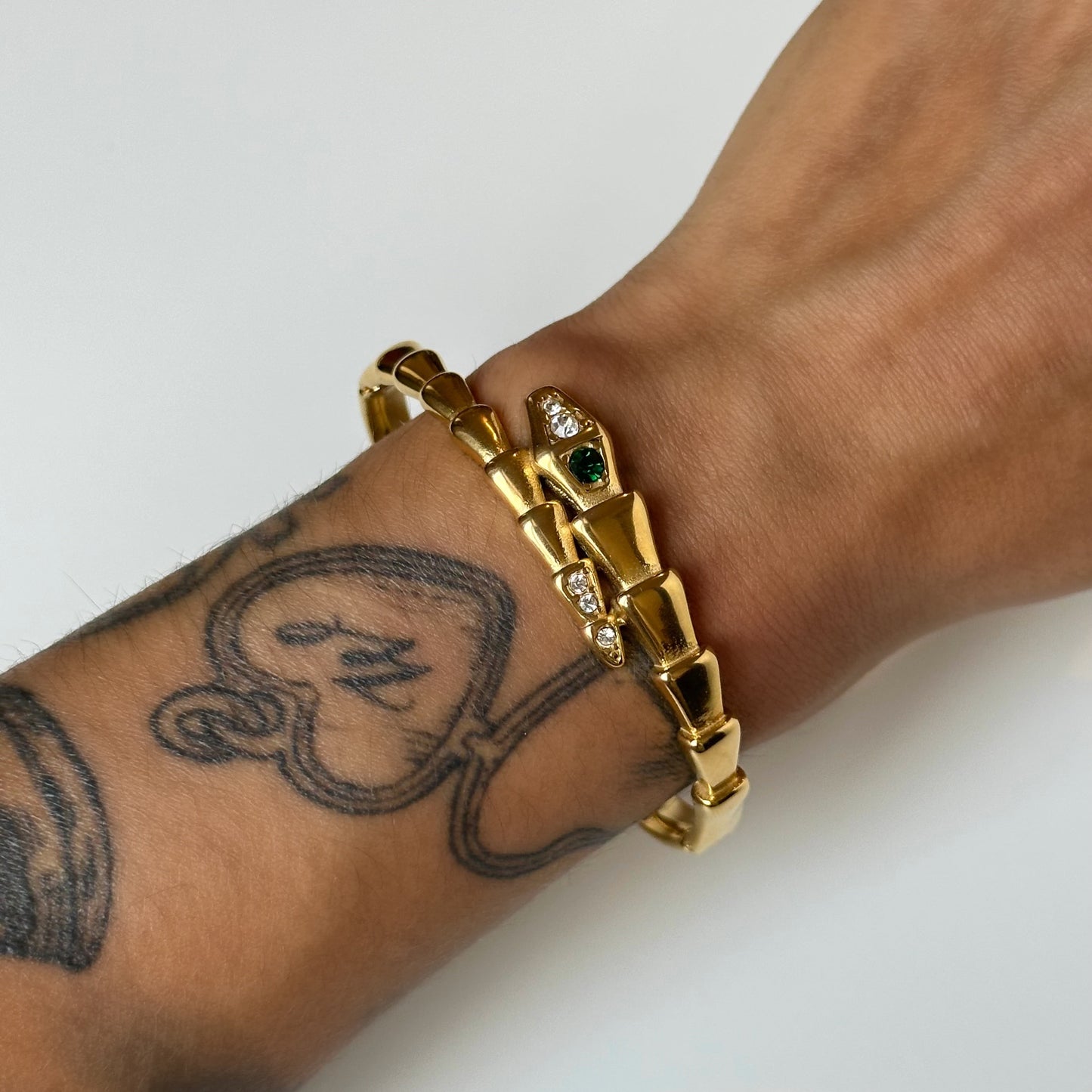 Jonc Kara doré en acier inoxydable porté – motif serpent avec strass  – bijou résistant à l'eau – Monalya