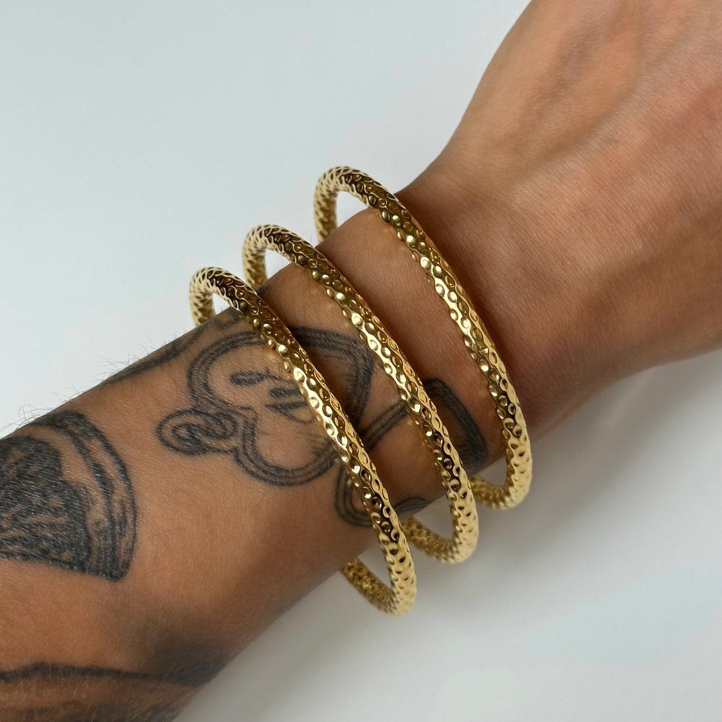 Lot de 3 joncs Skadi dorés en acier inoxydable porté – texture martelée – bijoux résistants à l'eau – Monalya