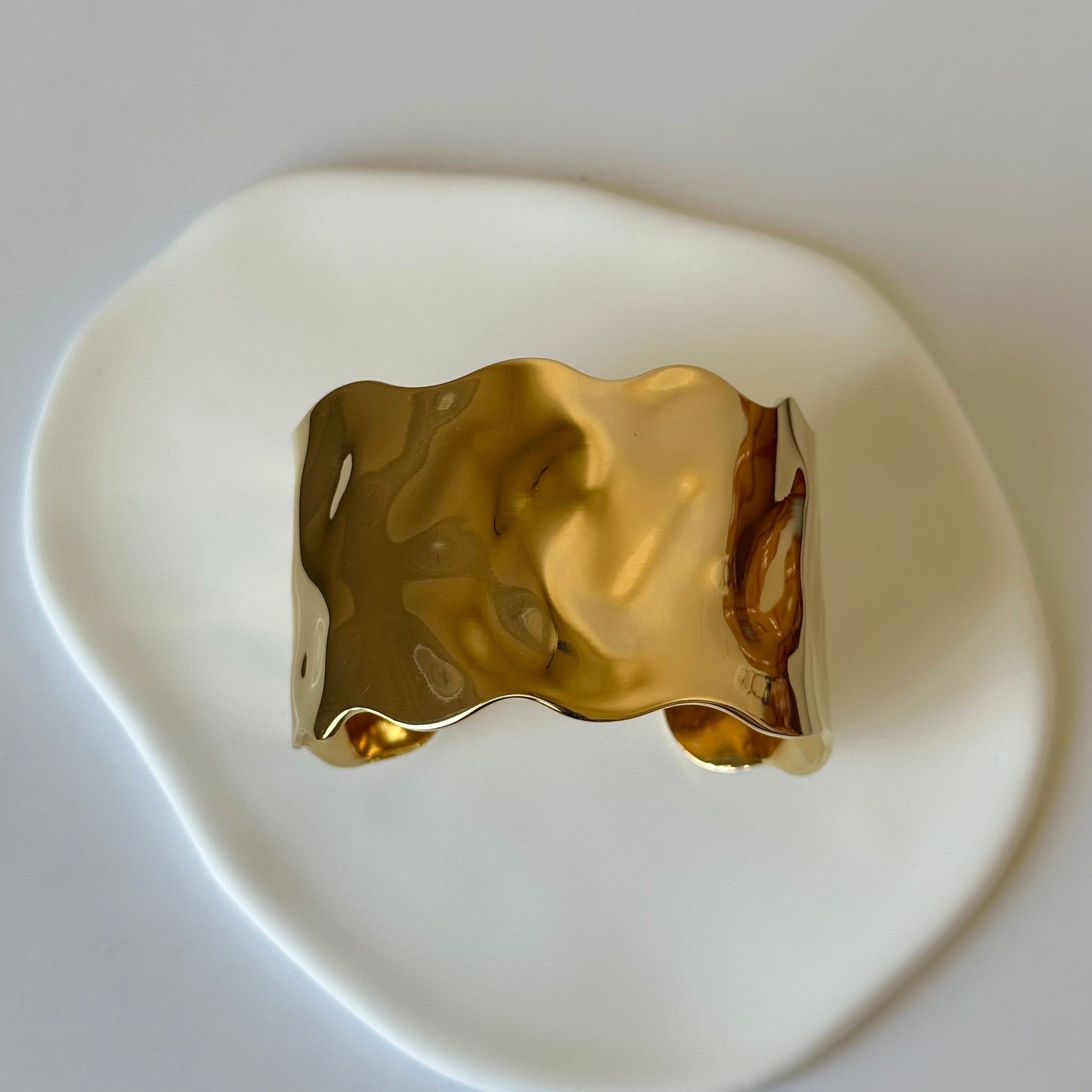 Manchette Thora dorée en acier inoxydable – design ondulé et structuré – bijou résistant à l'eau – Monalya