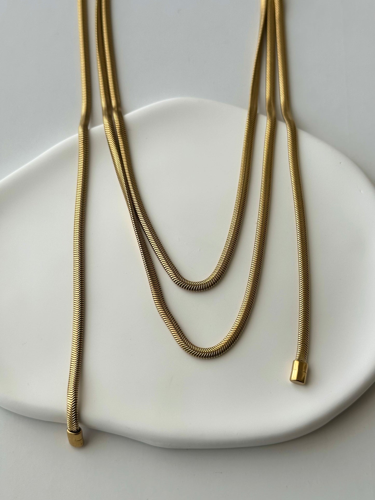 Sautoir Dréa doré en acier inoxydable – longue chaîne serpent élégante – bijou résistant à l’eau – Monalya