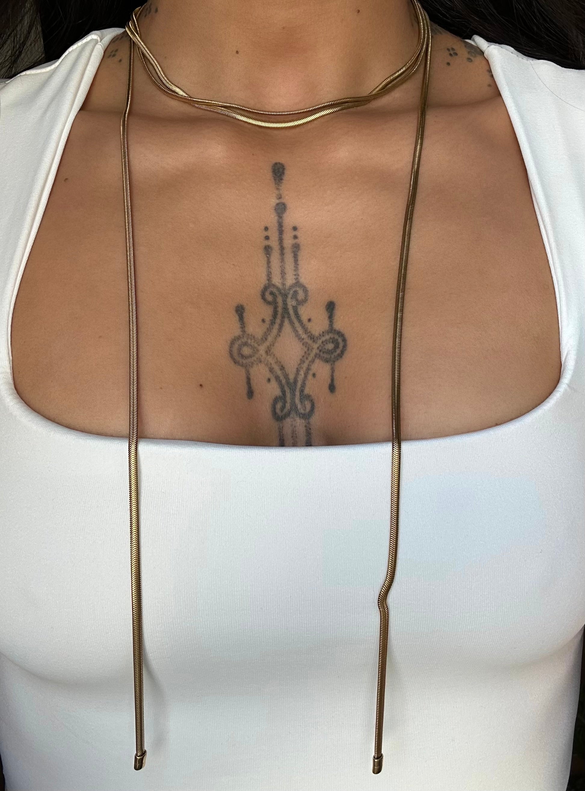 Sautoir Dréa doré en acier inoxydable porté – longue chaîne serpent élégante – bijou résistant à l’eau – Monalya